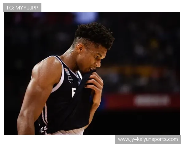 字母哥与社区老人共进午餐，现实中的亲和力令人感动