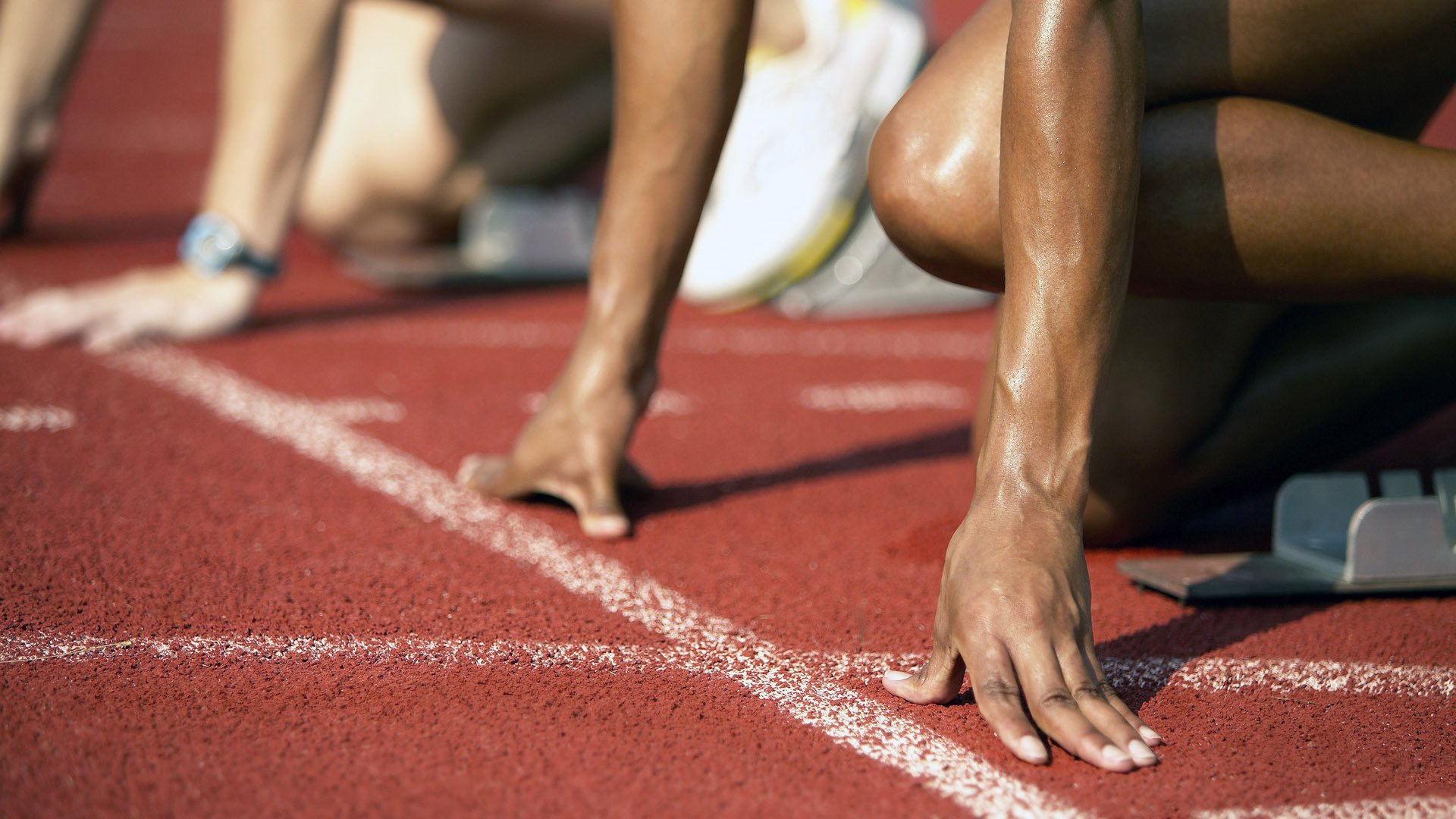 教练组赛后复盘分析对手战术特点为下一场做准备，教练下场比赛