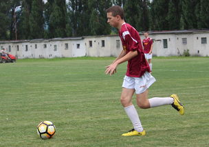 约旦国际举重赛吸引多国运动员参加，约旦举国旗